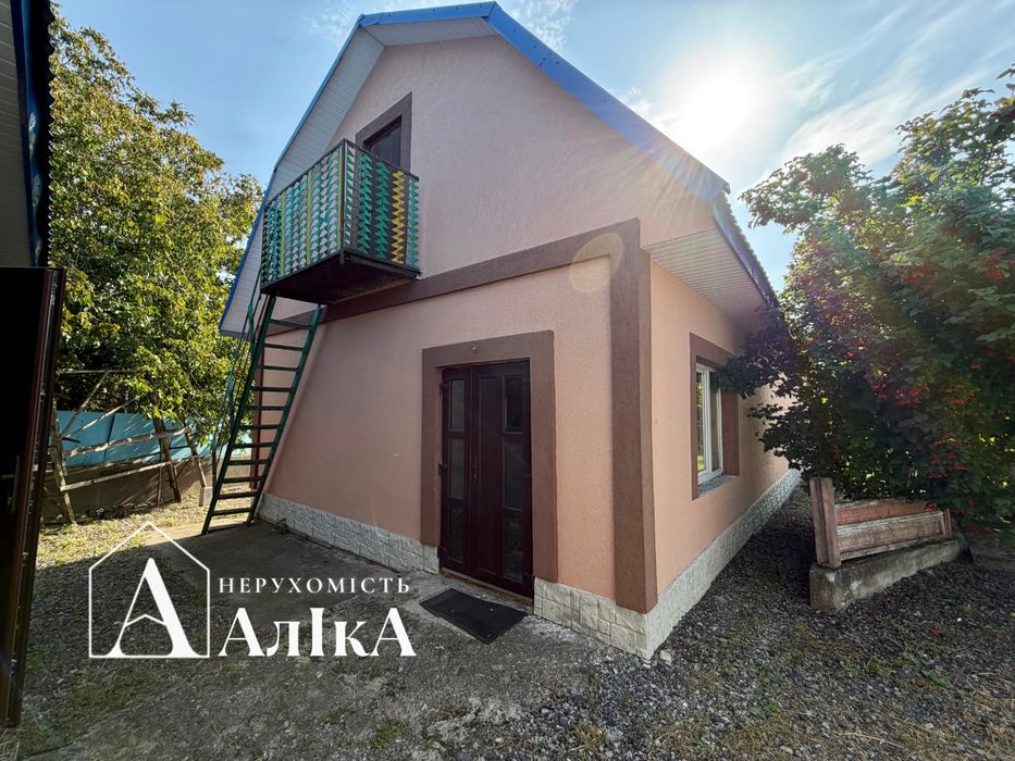 Продам два чудових будинки з ремонтом на одній території!