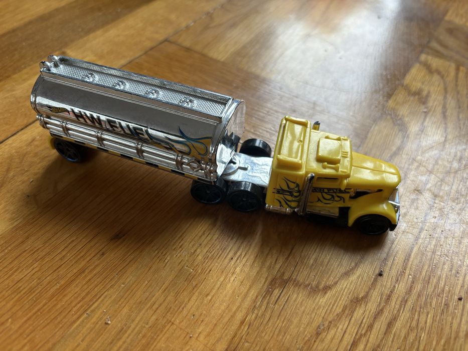 Cysterna hot wheels