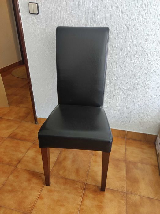 Cadeiras de pele e madeira