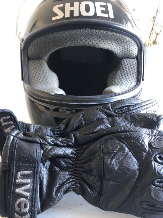 Capacete e luvas