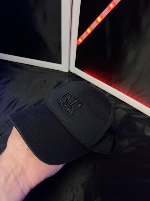 Кепка від CP Company з лінзами