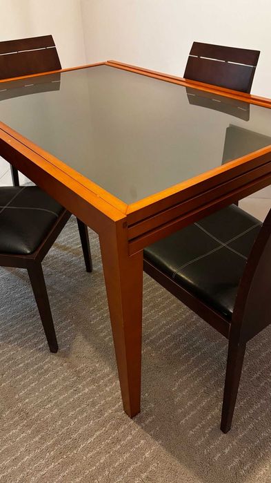 Mesa de sala em madeira de cerejeira maçiça com 5 cadeiras em vangué