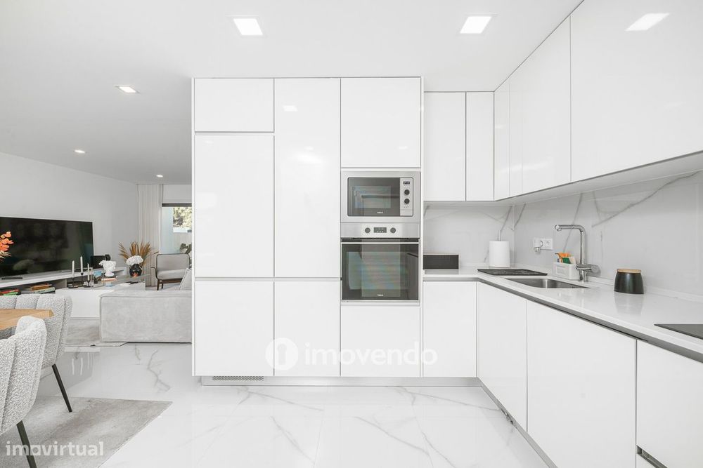 Moradia T3+1 moderna, com piscina e garagem, na Caparica