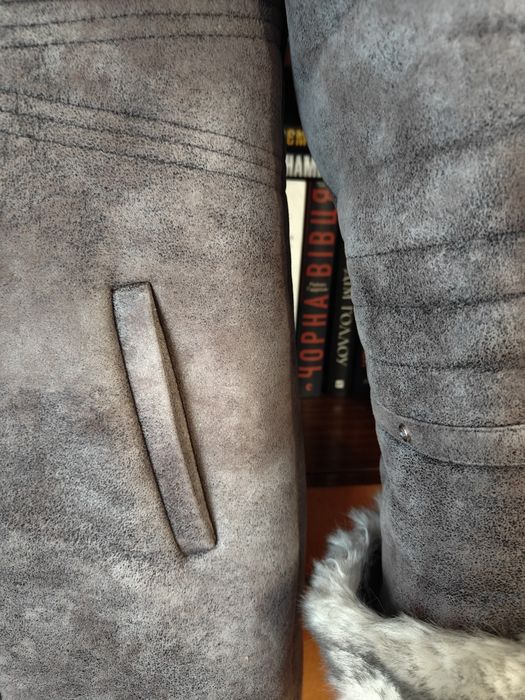 Штучна дублянка сірого кольору