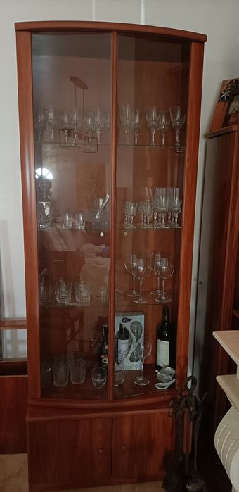 Mobília de sala com mesa de centro e 4 cadeiras