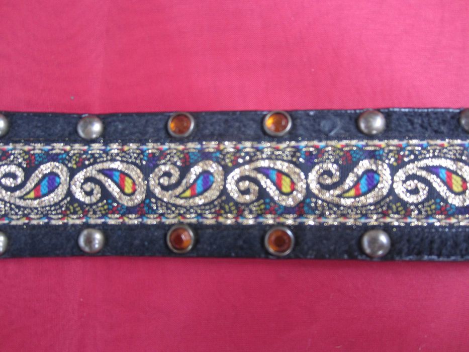 Женский пояс с бляхой, украшенной "драгоценными" камнями, недорого
