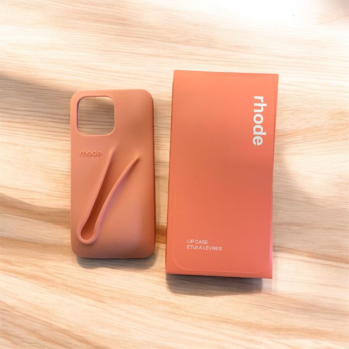 Capa Rhode by Hailey Bieber