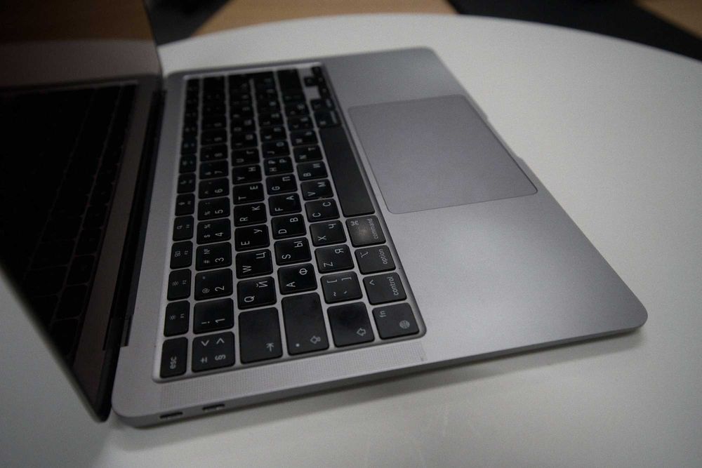 MacBook M1, 512/8, Sonoma 14.8.3, Klawiatura Cyrlica, (Dongle Gratis)