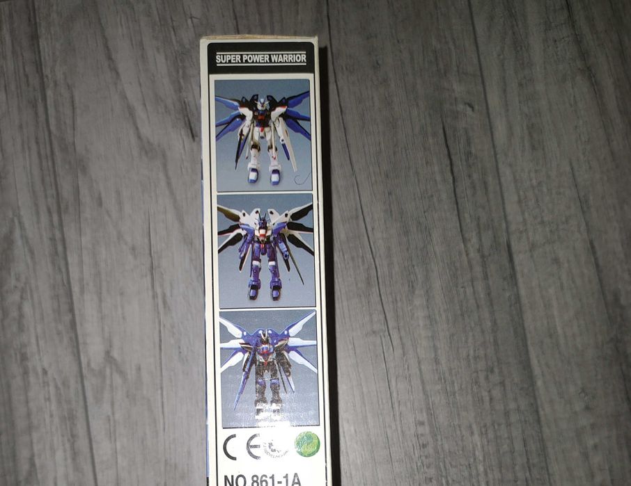 Robot model kolekcjonerska figurka  składania freedom Gundam Evolution