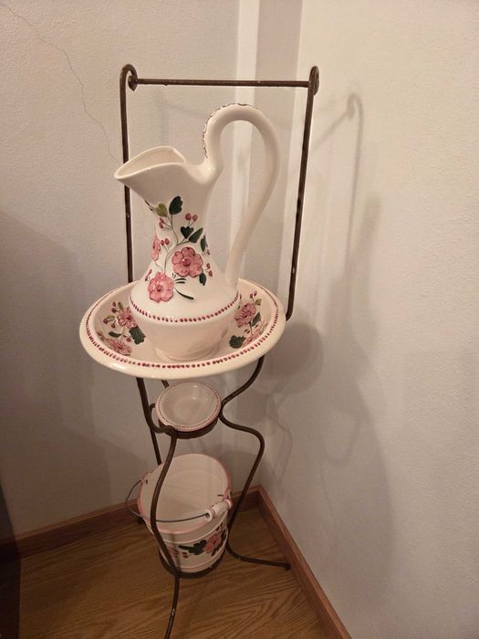 Antiguidade - Lavatório antigo em cerâmica com suporte