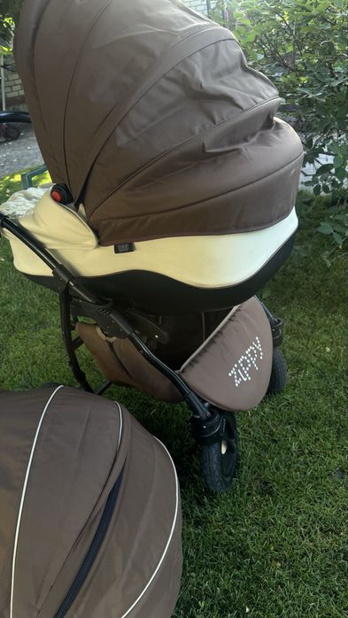 Продам дитячу коляску Zippy 3 в 1 з автокріслом-люлькою, коричнево-бежева