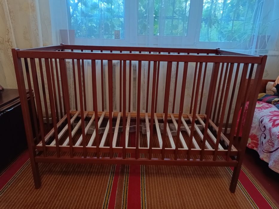 Ліжечко дитяче дерев'яне коричневого кольору.