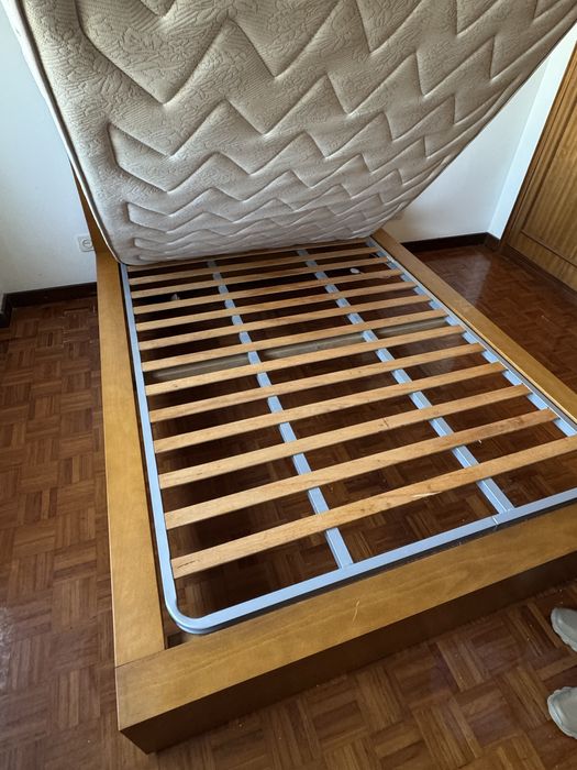 Cama em madeira design moderno