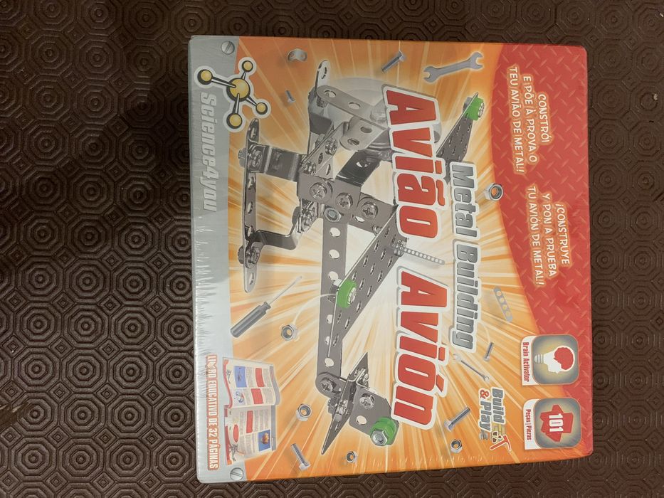Avião de metal para construir
