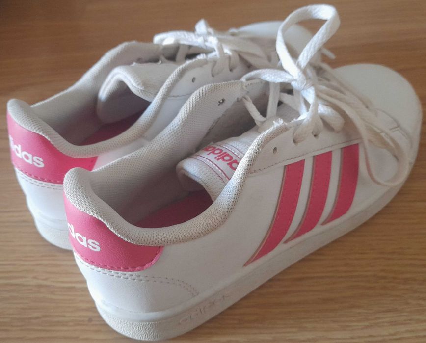 Ténis da marca Adidas: Tam 33