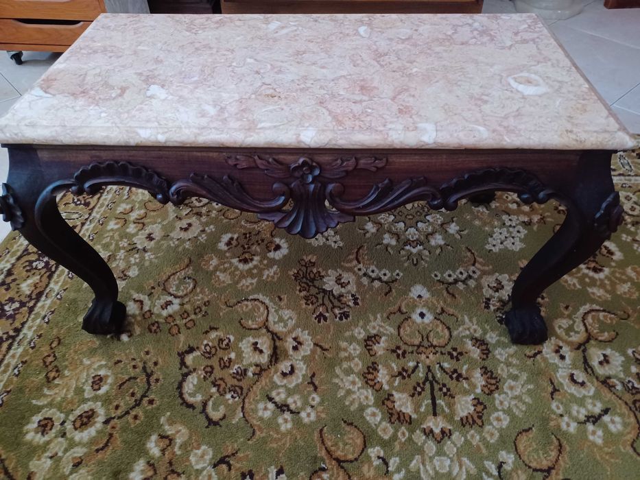 Mesa baixa de café com tampo de pedra