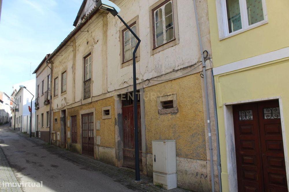 Moradia em Zona Histórica com Projeto aprovado para Prédio em Pombal