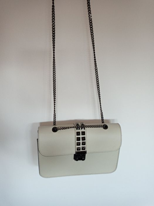 Skórzana torebka z łańcuszkiem