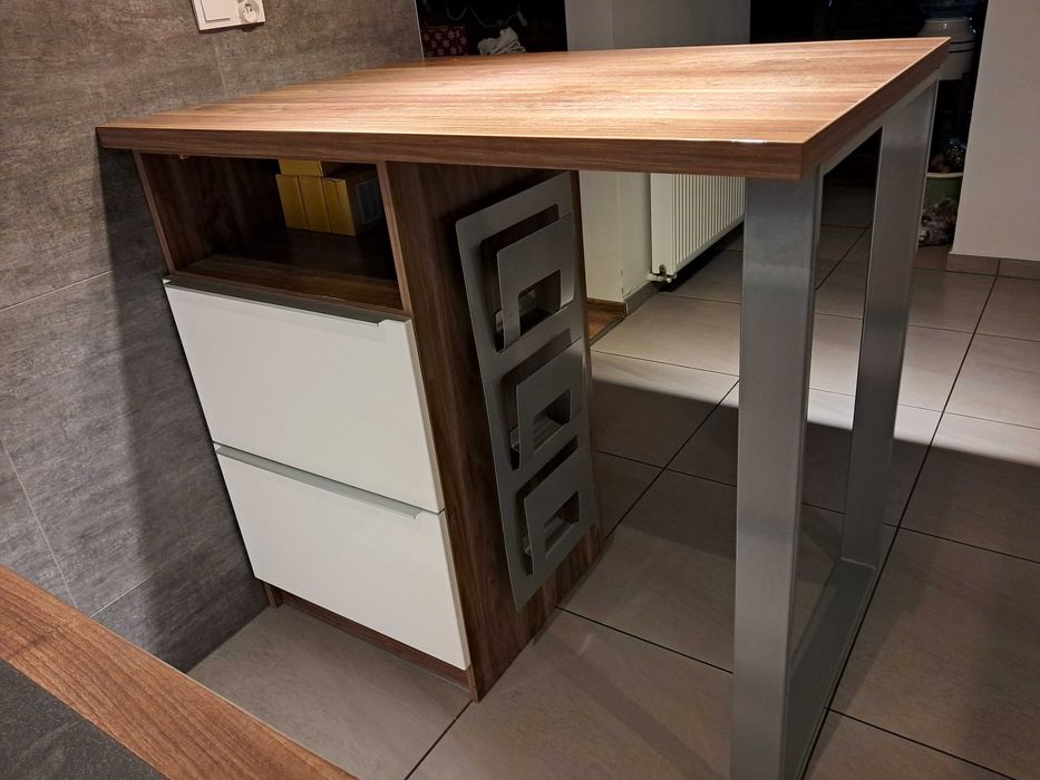 Kuchnia używana w zabudowie, biały połysk z wyspą kuchenną