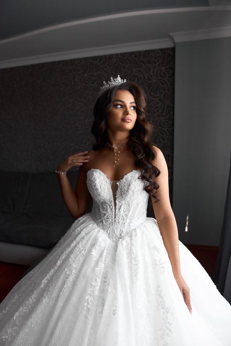 Весільна сукня кольору айворі