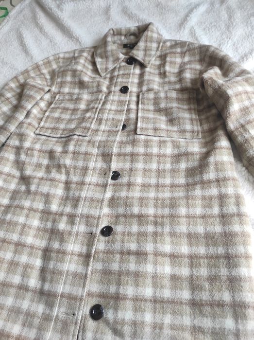 Stylowa damska koszulowa kurtka typu shacket w modną kratę.
Ciepła, wy