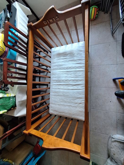 Cama de bebé em madeira