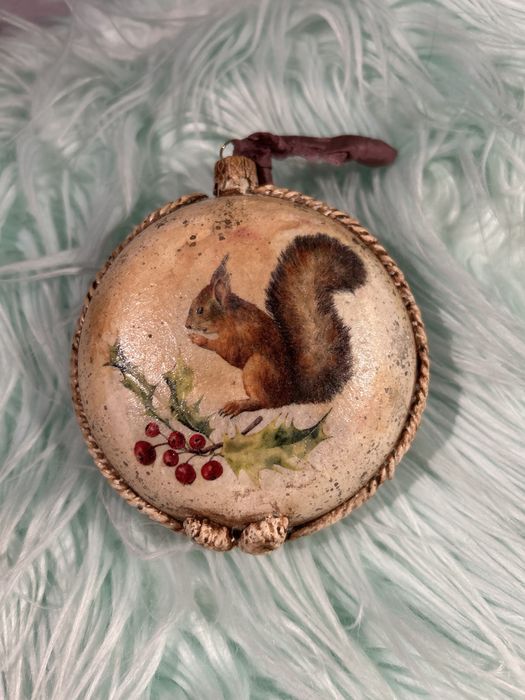 Bombka świąteczna. Wiewiórka.