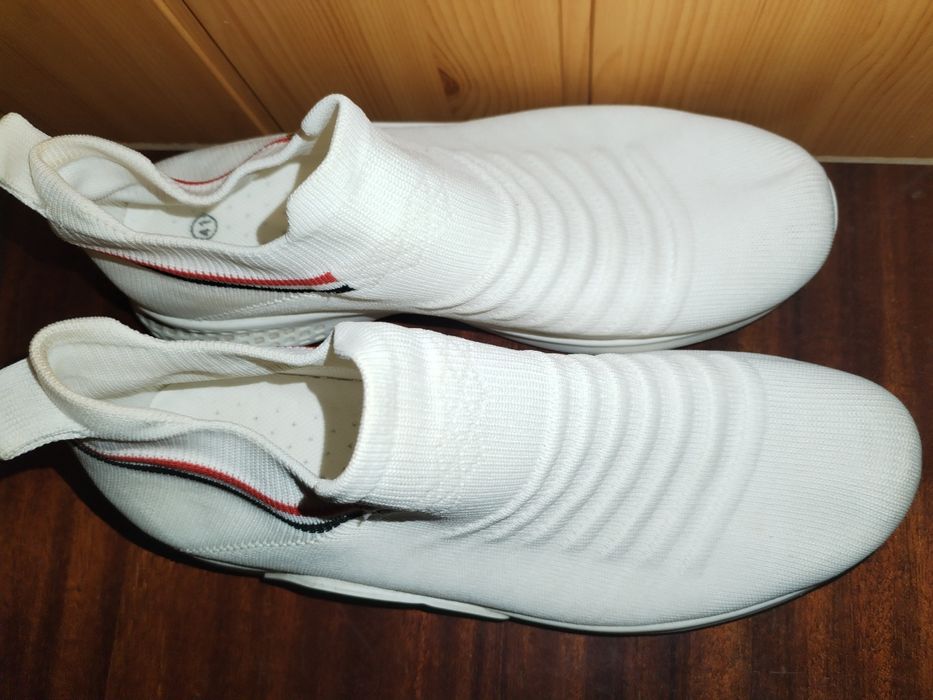 Кросівки білого кольору