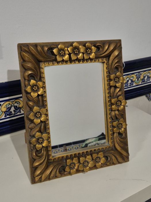 Espelho com moldura decorativa