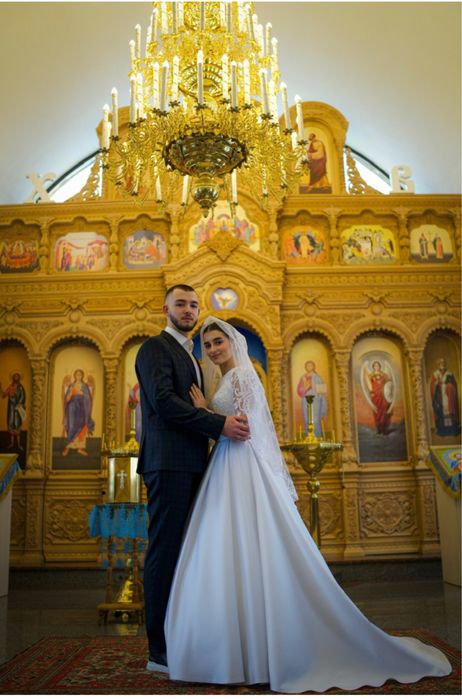 Гарна весільна сукня