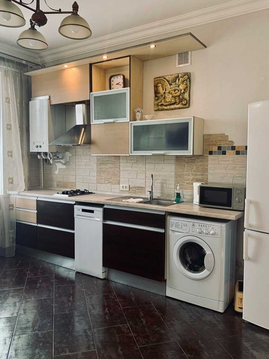 Продам красивую 2к сталинку в самом центре города