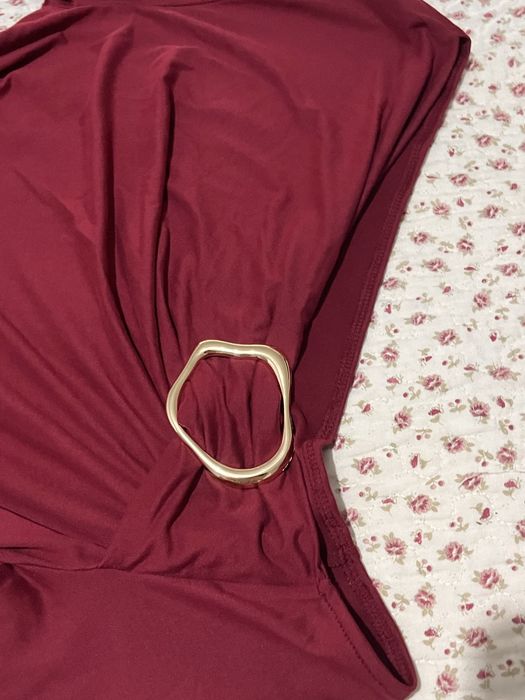 Camisola bordeaux com detalhe em dourado da Shein