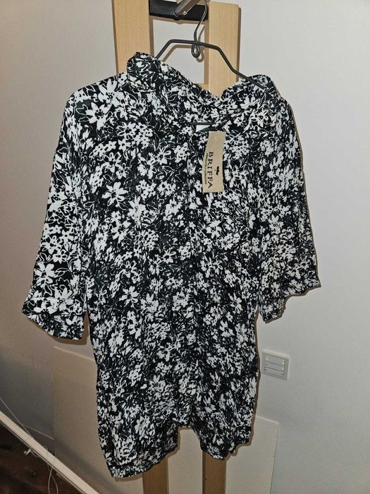 Blusa Floral Preta/Branca Briféa - Tamanho M - NOVA com Etiqueta
