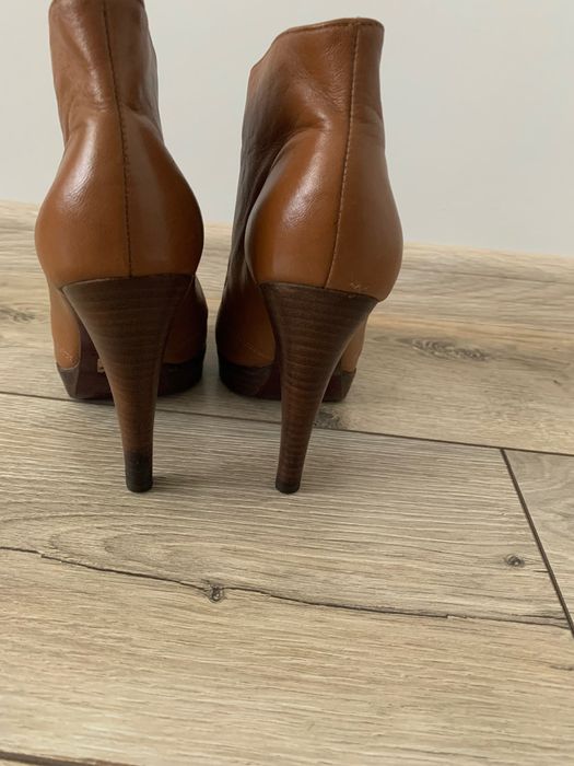 Черевики жіночі з червоною підошвою