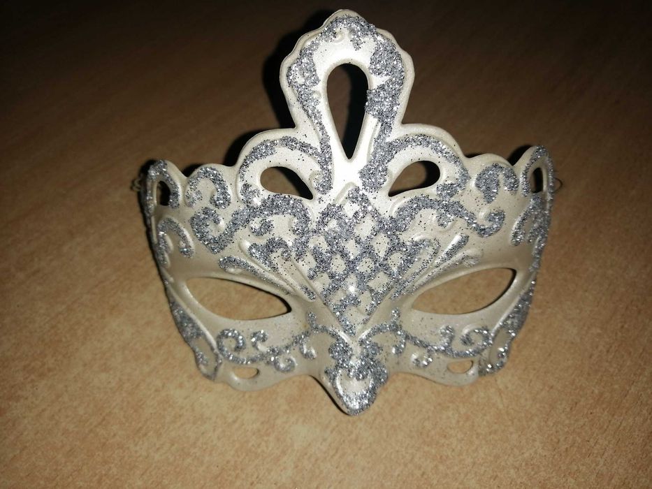 Карнавальна маска 75 грн.