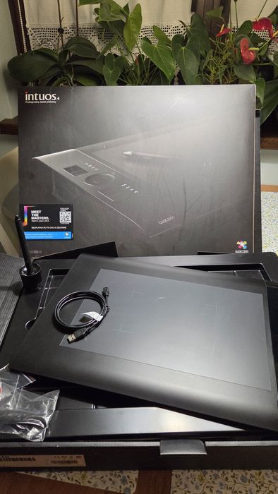 Profesjonalny tablet piórkowy INTUOS 4  PTK840 duży