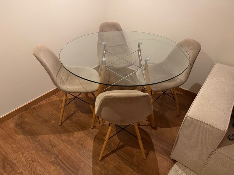 Conjunto mesa e cadeiras