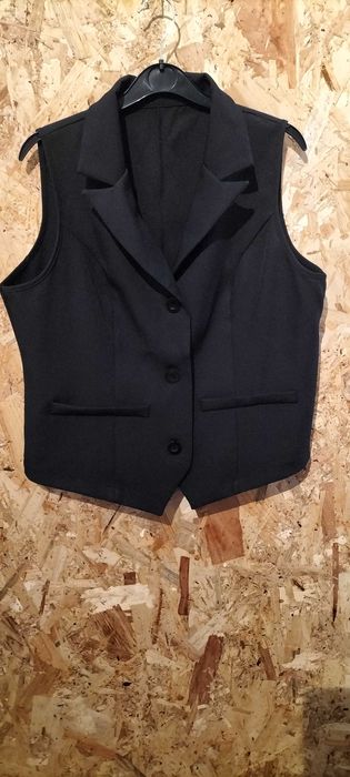 Colete em preto com 3 botões