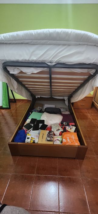 Cama + mesa de cabeceira