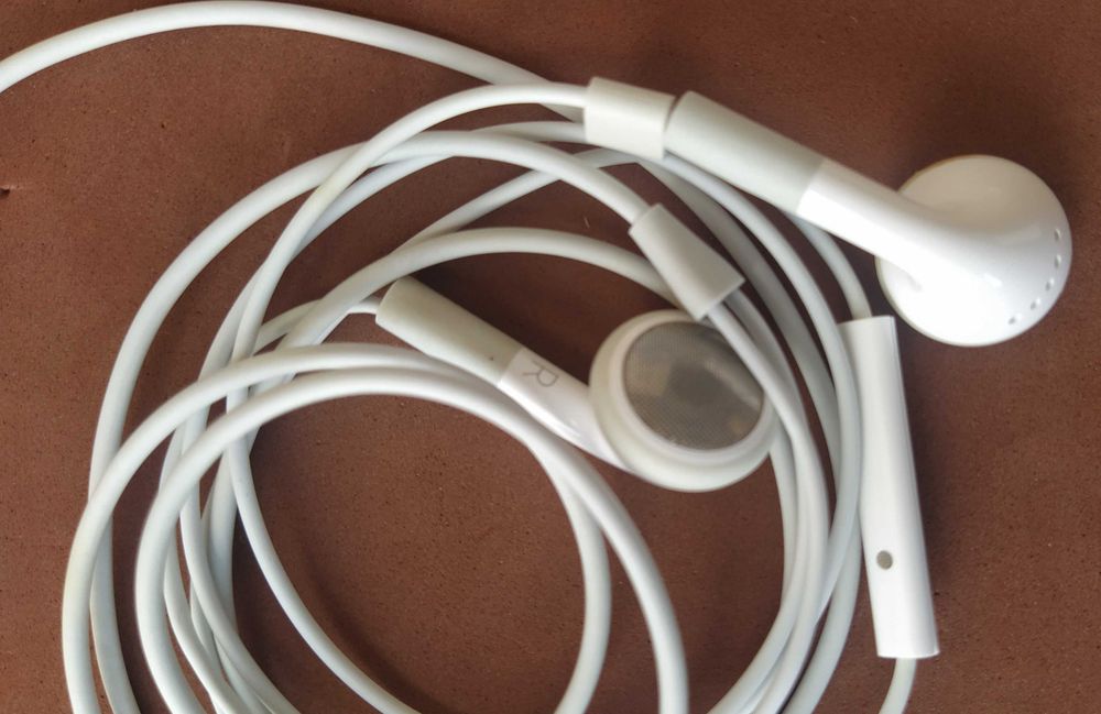 Fones de Ouvido Stereo (Jack 3.5mm) com Comando e Microfone no fio