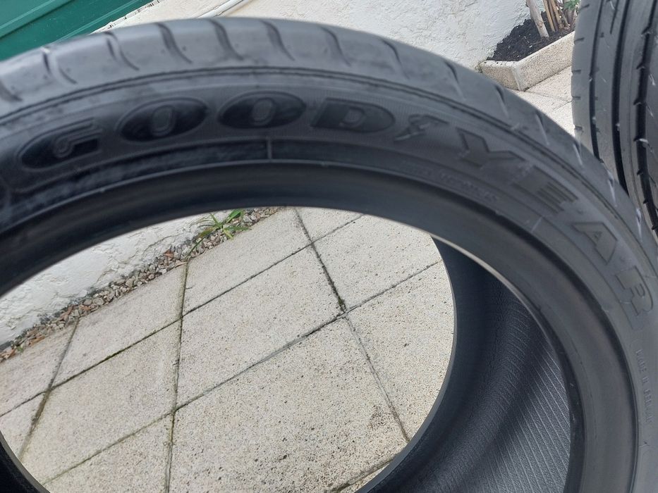 Pneus Goodyear RunFlat 225R18 e 255R18 (usados).