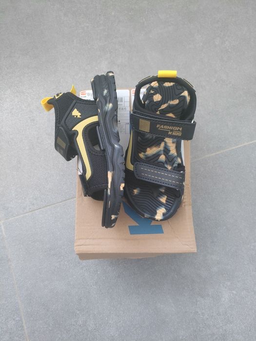 Nowe lekkie sandały chłopięce 29 piankowe