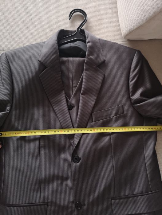 Szary/grafitowy garnitur + kamizelka Aljeka rozmiar 48