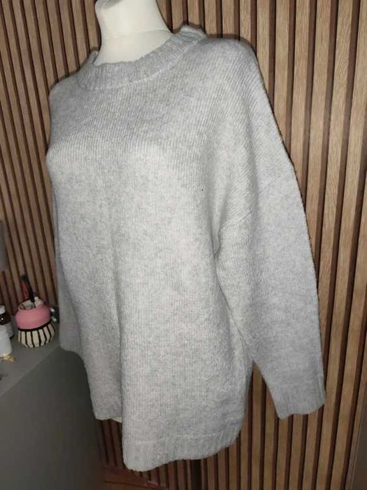 890. Jasnoszary gruby sweter damski rozmiar M