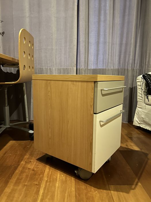 Conjunto de secretária com cadeira, móvel e candeeiro