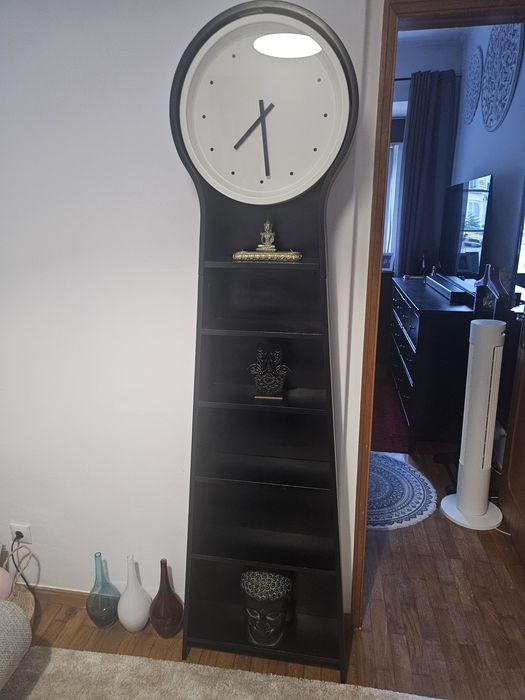 Estante ikea com relógio  como nova