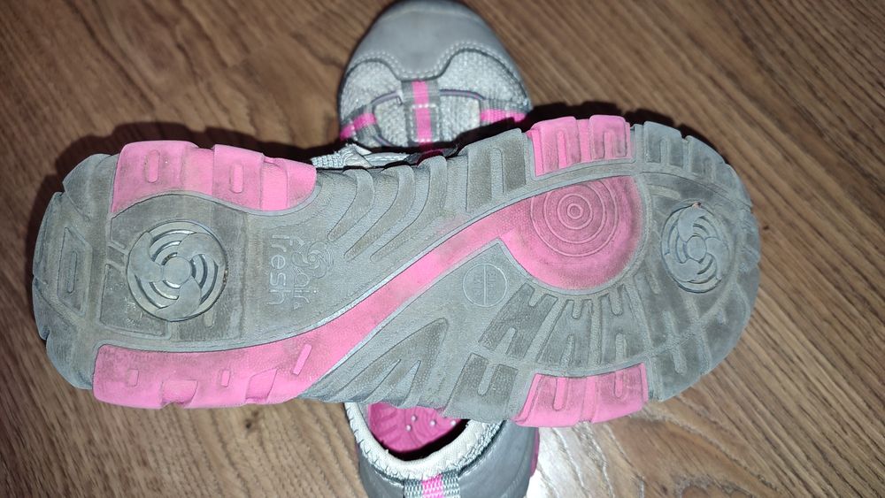 Дитячі сандалі для дівчини