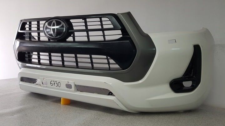 Toyota Hilux 2021- бампер передний в сборе Тойота