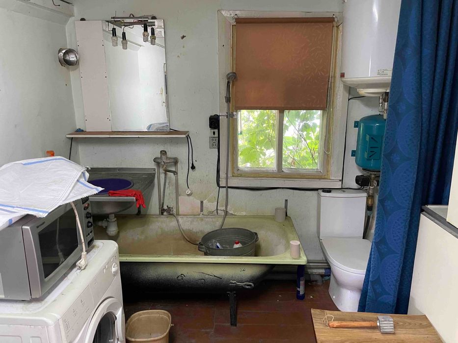 Пів будинку біля річки, вул. Шевченко