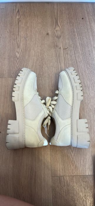 Beżowe sneakersy